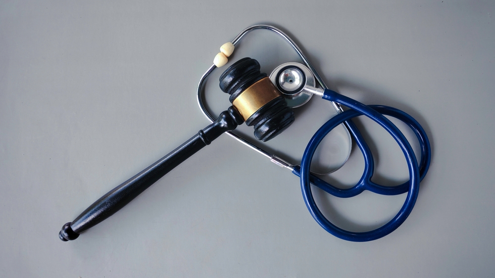 Judge’s gavel and stethoscope symbolizing medical malpractice law in Texas.